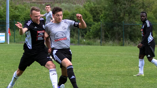 Felix Probst (graues Trikot) führte die SG Bremm in seinem letzten Spiel als Kapitän an. Probst hätte sich sicherlich einen schö