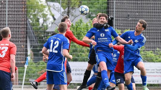 Westum (blaue Trikots) kam gegen Mörschbach (rote Trikots) ordentlich unter die Räder.