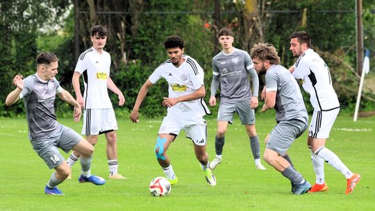 Die SG Feldkirchen/Hüllenberg (weiße Trikots) war im Spiel gegen den CSV Neuwied stets einen Schritt näher am Ball. Nach dem 7:2