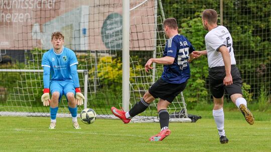 Als Westerburgs Albert Kudrenko (blaues Trikot) auf 0:4 erhöhte, war die Partie entschieden. Am Ende musste sich die gastgebende
