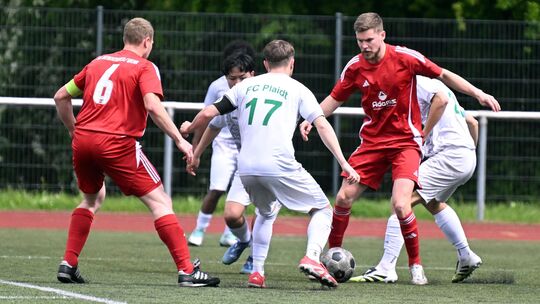 5:1 ging das Spiel zwischen Niederzissen (rote Trikots) und Plaidt (weiße Trikots) zugunsten der Gastgeber aus.