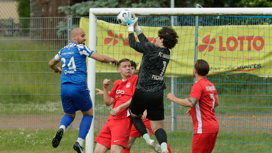 Emre Simsek (links) in seinem letzten Spiel für den FC Metternich, der in der Kaul den Lokalrivalen Anadolu Koblenz mit 4:2 besi