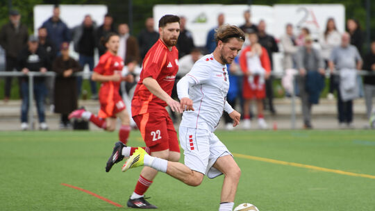 Mit drei Treffern macht Kosovas Altrim Pajaziti (am Ball) den Unterschied im Kellerduell gegen die SG St. Katharinen (hier mit L