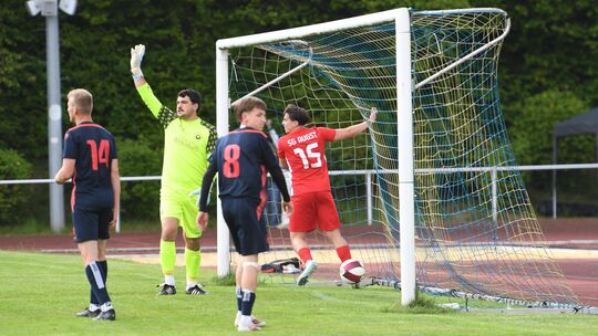 Die Spieler des SV Untermosel wollen es nicht wahrhaben, aber Maximilian Schneider (rotes Trikot) hat gerade das 4:0 erzielt und