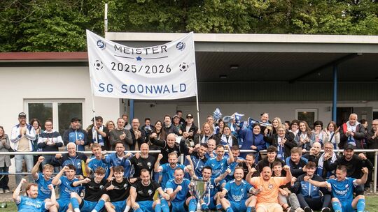 Feiergemeinschaft: Fans und Spieler der SG Soonwald bejubelten in Hackenheim den Titelgewinn in der A-Klasse. An dem Erfolg ware
