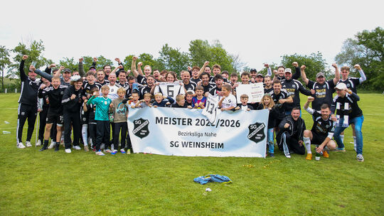 Meisterlich: Die SG Weinsheim feiert den Titelgewinn in der Bezirksliga mit Martin Prencipe-Steeg, Christian Krämer, Jakob Schil