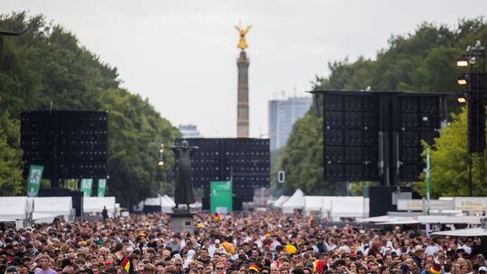Fanmeile mit Bildschirmen zur Europameisterschaft 2024 Fanmeile mit Bildschirmen zur Europameisterschaft 2024