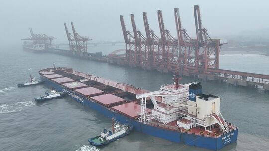 Schiff legt im Hafen von Tangshan an Schiff legt im Hafen von Tangshan an