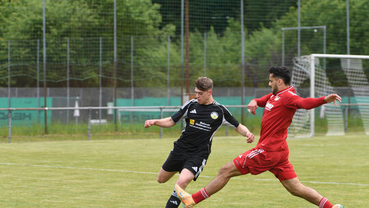Leon Carlos Weber (rechts, im Duell mit Iven Wittenberg) avancierte mit seinem Treffer zum Matchwinner der SG Hundsangen II. Leon Carlos Weber (rechts, im Duell mit Iven Wittenberg) avancierte mit seinem Treffer zum Matchwinner der SG Hundsangen II.