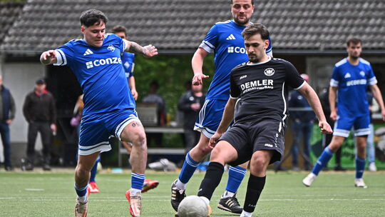 Erdem Civelek (in Schwarz) und sein SV Adler Niederfischbach gewannen souverän gegen die SG Gebhardshainer Land (in Blau). Erdem Civelek (in Schwarz) und sein SV Adler Niederfischbach gewannen souverän gegen die SG Gebhardshainer Land (in Blau).