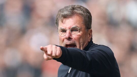 Trainer Dieter Hecking vom VfL Wolfsburg