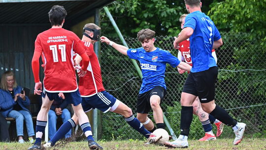 Die SG Harbach (in Rot) und der FSV Kroppach (in Blau) schenkten sich auf dem schwer zu bespielenden Platz nichts.