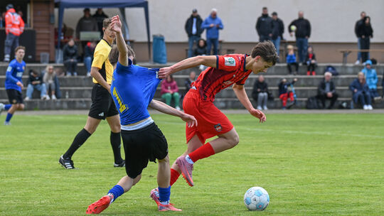 Da war der Gegner 1. FC Heidenheim wohl einfach bissiger als Niklas Barth (blaues Trikot) und die TuS Koblenz: Die U17 unterlag