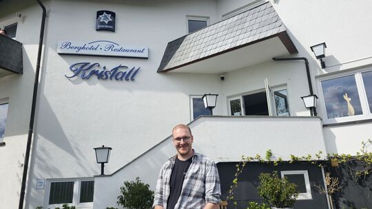 Maximilian Stauch vor seinem Hotel. Nun wird ein Flohmaktr geplant, einiges hat sich beim Umbau über die Jahre angesammelt.