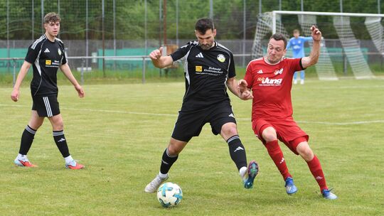Spielertrainer Jannik Bendel (rechts) schob sich mit der SG Hundsangen II auf Rang vier vor. In dieser Szene nimmt er es mit dem