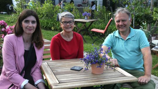 Hinter der Initiative von "Mendig blüht" stecken (von links) Nicole Mattern, Rose Freund und ihr Mann Gerd Cimiotti.
