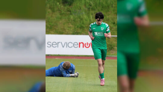 Das 1:0 für Vallendar gegen die SG Rheindörfer. Torhüter Lukas Oster liegt geschlagen am Boden.