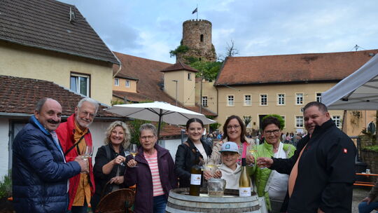 In den Winzerhöfen im Schatten der Burg Layen kann man edle Tropfen oder auch alkoholfreie Getränke genießen. Das gehört zum bes