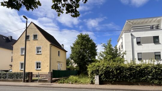 Im rückwärtigen Bereich, Alzeyer Straße 50 und 52, sollen die beiden neuen Mehrfamilienhäuser entstehen. Die Zufahrt erfolgt übe