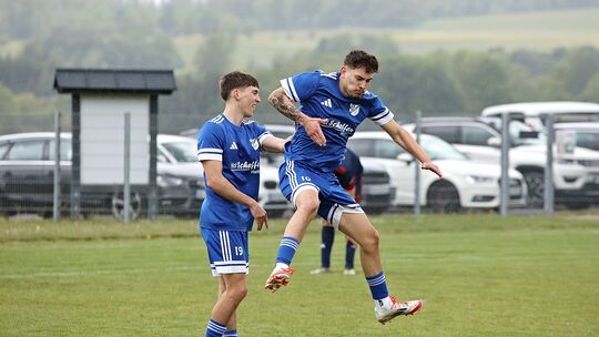 Völlig losgelöst: Jonas Krätz (rechts, hier beim, Torjubel mit Alessandro Becher) brachte den SSV Hattert in der 19. Minute in F