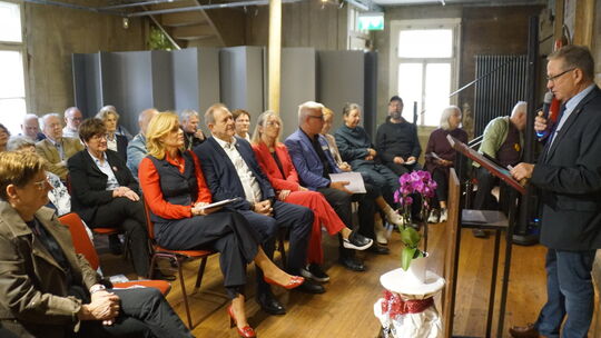Vor zahlreichen Gästen, darunter Bundestagspräsidentin Julia Klöckner, OB Frank Frühauf sowie Kreisbeigeordneter Immanuel Hoffma