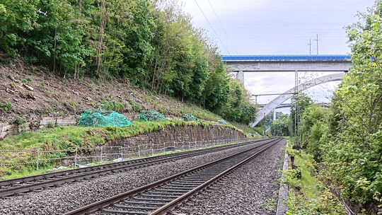 Seit 150 Jahren stützt die Natursteinmauer den Hang unterhalb der L3020 zwischen Eschhofen und der ICE-Brücke. Die seit Jahren g