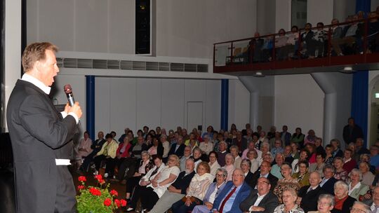 Einfach mal Mitsingen, wenn Tenor und Geburtstagskind Johannes Kalpers im Gesellschaftshaus dazu auffordert, wie beispielsweise