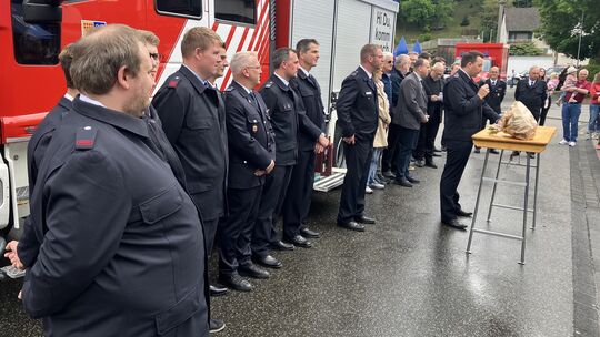 Im Beisein zahlreicher Vertreter von Feuerwehrverbänden und Politik eröffnete Florian Müller das Burgbrohler Feuerwehrfest rund