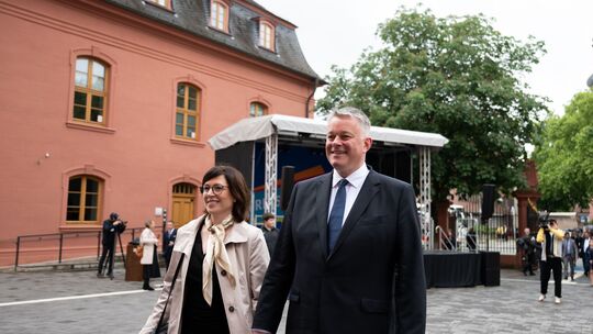 Gordon Schnieder (re., CDU), neuer Ministerpräsident von Rheinland-Pfalz, und seine Frau Diane Schnieder kommen zur konstituiere