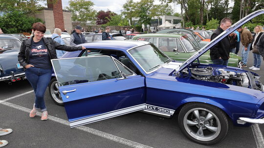Der blaue Ford Mustang, Baujahr 1968, ist ein Hingucker beim Oldtimertreffen in Maria Trost.