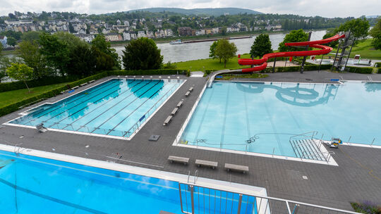 Das Freibad Oberwerth bereitet sich auf die neue Saison vor. Hier sieht man die drei großen Becken mit Wasserrutsche und Sprungt
