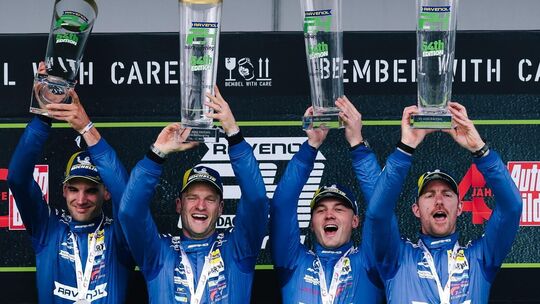 Endlich am ersehnten Ziel: Luca Stolz (ganz links) krönt seine bisherige Karriere mit dem Sieg beim 54. ADAC Ravenol 24-Stunden- Endlich am ersehnten Ziel: Luca Stolz (ganz links) krönt seine bisherige Karriere mit dem Sieg beim 54. ADAC Ravenol 24-Stunden-