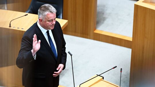 Gordon Schnieder (CDU), neuer Ministerpräsident von Rheinland-Pfalz, spricht bei seiner Vereidigung während der Konstituierenden