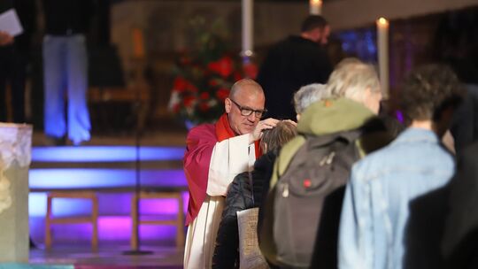 Domkapitulat Matthias Struth segnet während der diesjährigen Heilig-Rock-Tage Besucher des ökumenisch-queeren Gottesdienstes im