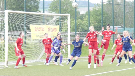 Auf Augenhöhe agierten die Fußballerinnen des FC Urbar (rote Trikots) bei der SG 99 Andernach II und mussten sich nur durch ein