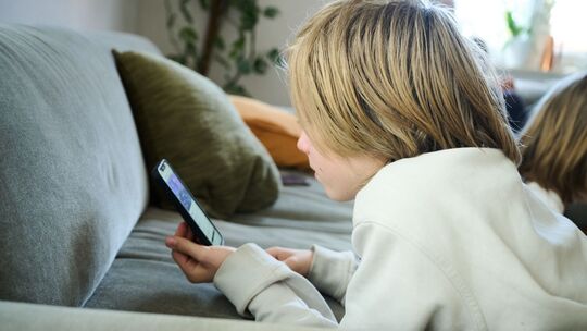 Kind mit Handy Kind mit Handy