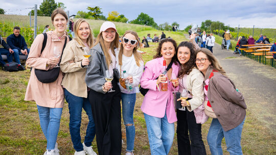 Rosé oder Weißwein? Auch diese Gruppe besuchte das diesjährige Steillagenfest in Winningen.