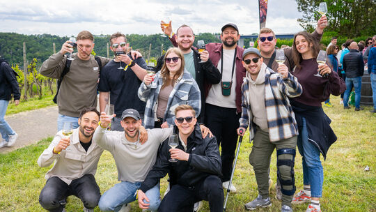 Gute Laune und Wein gehören beim Steillagenfest auch in diesem Jahr dazu, wie man bei dieser Besuchergruppe sieht.