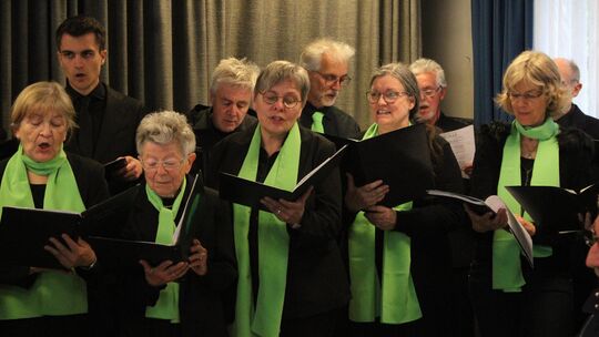 Zum Abschluss des offiziellen Teils des Jubiläums-Empfangs sang der Kirchenchor das Lied "Für alle" von Hanne Haller.