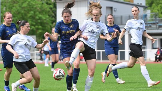 Katharina Pohs (weißes Trikot, am Ball im Spiel gegen Andernach) erzielte den einzigen Treffer für Bad Neuenahr.