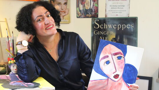 In ihrem Café Bellvita stellt Yasemin Akdag zahlreiche von ihr selbst angefertigte Gemälde aus, die man gegen eine Spende erwerb