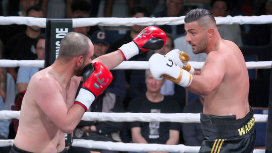 Der Neuwieder Hizni Altunkaya (rechts, hier im Kampf gegen Beka Aduashvili) hat in der Weißenthurmer Stadthalle beim Kampfabend