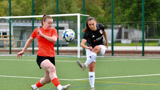 Lisa Kilian (links) verkürzte zwar mit ihrem 22. Saisontor auf 1:2, doch die Diezer Schlussoffensive brachte gegen den SV Holzba