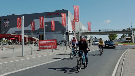 Nürburgring-Geschäftsführer Ingo Böder geleitete die Gruppe persönlich auf die Grand-Prix-Strecke.