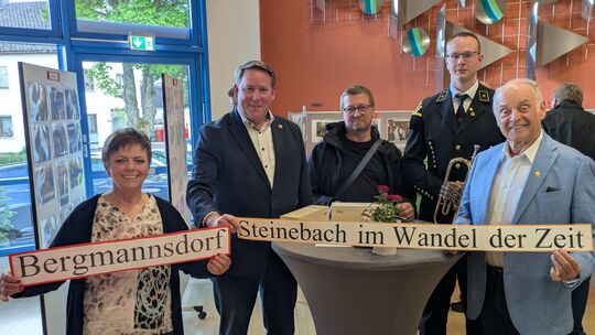 Feierlich mit Blasmusik wurde bei der Vernissage die Fotoausstellung „40 Jahre Besucherbergwerk Grube Bindweide – Bergmannsdorf