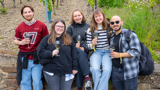 Felix (v. links), Johanna, Isa, Sophie & Obada beim Steillagenfest in Winningen
