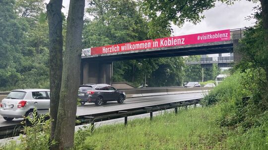 Das Schild über der B9 begrüßt die Autofahrer, die von Norden in die Stadt hereinfahren.