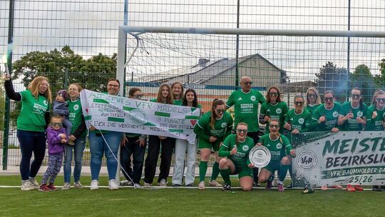 Die Meisterinnen des VfR Baumholder. Das Team von Trainer Gerd Augsten landete in der Bezirksliga ganz oben und steigt nun in di