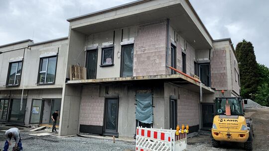 Die Bauarbeiten des Neubaues der Kindertagesstätte in Ebernhahn laufen dreieinhalb Monate vor der geplanten Eröffnung auf Hocht