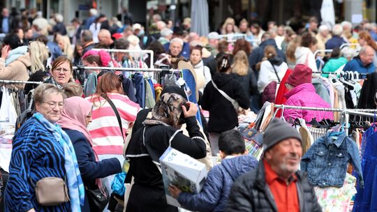 Der städtische Frühlings-Flohmarkt am Samstag war auch in diesem Jahr wieder gut besucht.